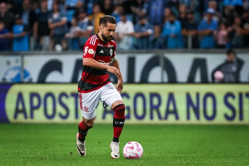 Reviravolta no Flamengo: Treinador Renova Contrato e Mistério Ronda Peça-Chave para 2025